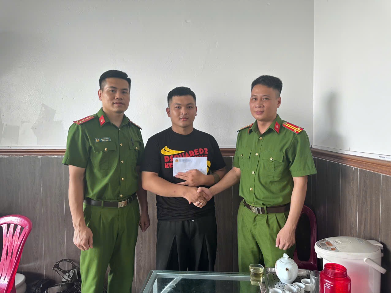 Công an phường Dương Kinh biểu dương hành động dũng cảm cứu người của công dân